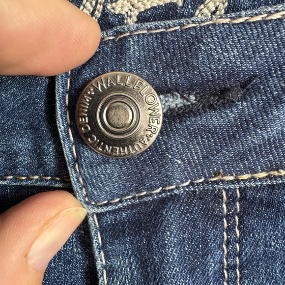 Wallflower Women's Distressed Denim Faded Stretchy Jeans Blue Size 7 Casual - Picture 4 of 16